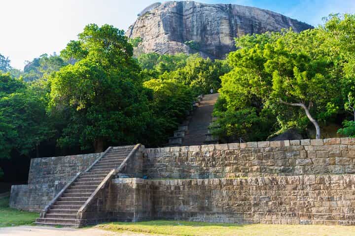 Yapahuwa Ancient Kingdom from Dambulla