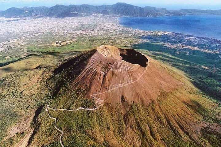 From Sorrento: Mount Vesuvius Tour with Entry Ticket & Lunch 