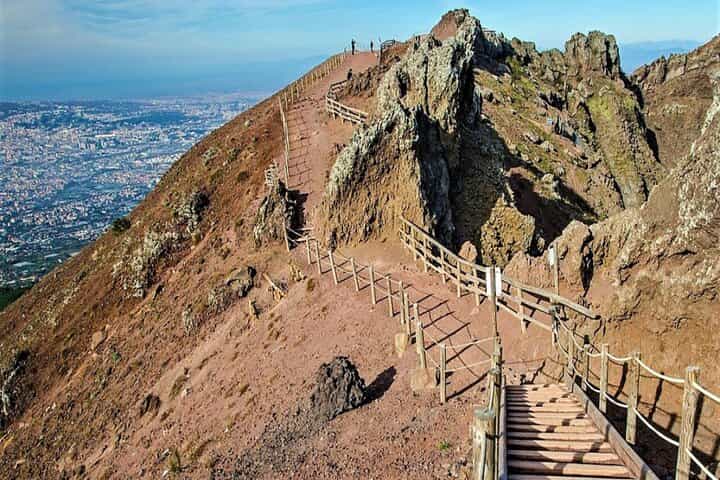 Pompeii, Vesuvius Hike and Wine Tasting with Lunch from Naples