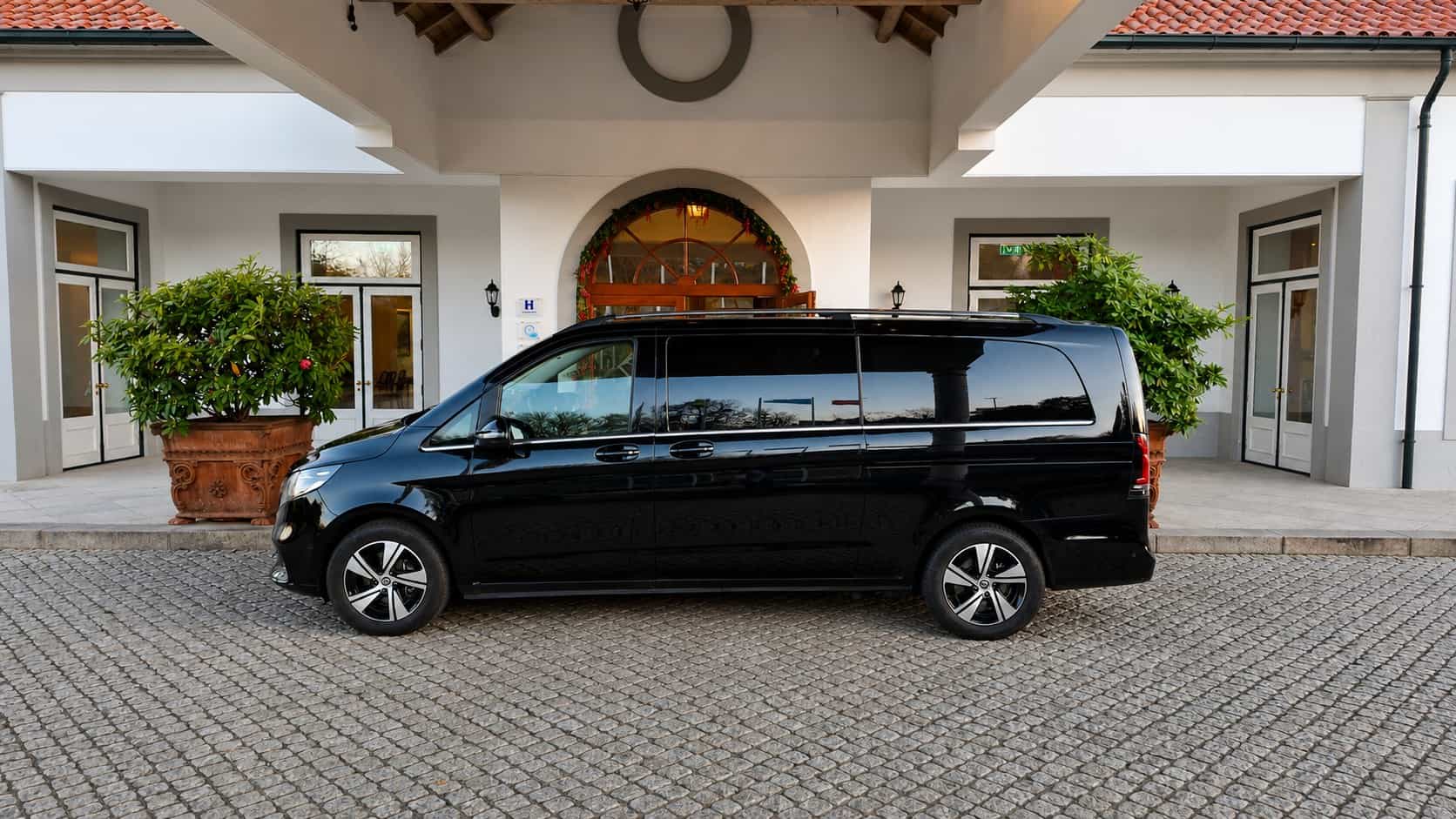 Private Chauffeur by the Hour in Porto – 40 km Included per Hour
