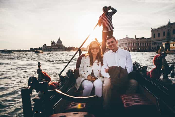 Private Gondola Ride with Professional Photographer in Venice