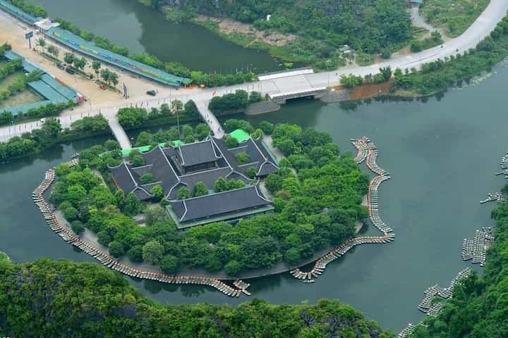 Full-Day Tour to Bai Dinh Pagoda and Trang An Ecosystem