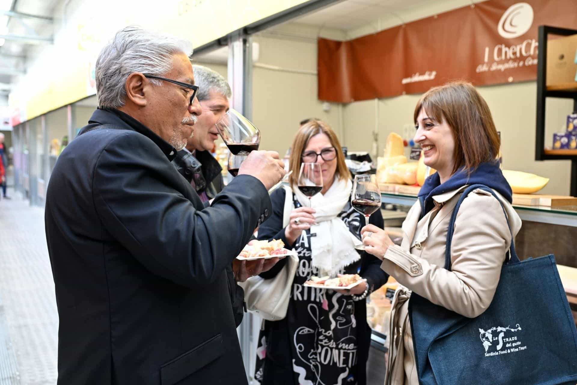 Cagliari: guided city market tour with tasting