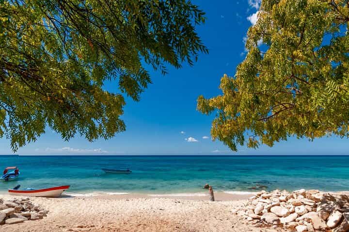 Bahía de las águilas glamping experience from Santo Domingo