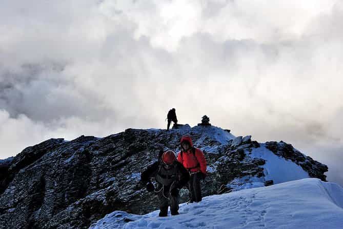 Pisang Peak Climbing with Thorung La Pass – 23 Days of Alpine Adventure in the Annapurna Realm