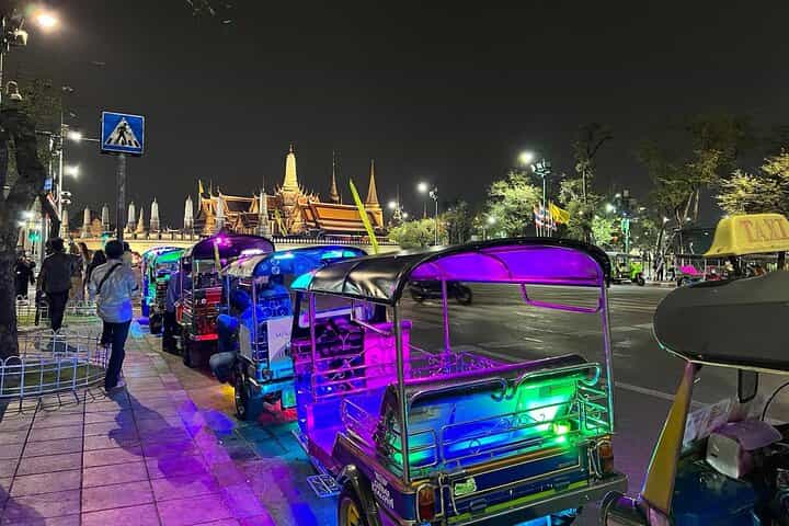 Bangkok Night Tour: Food, Temple & Tuk Tuk