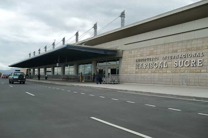 Private car transfer from airport to Quito city (one way)