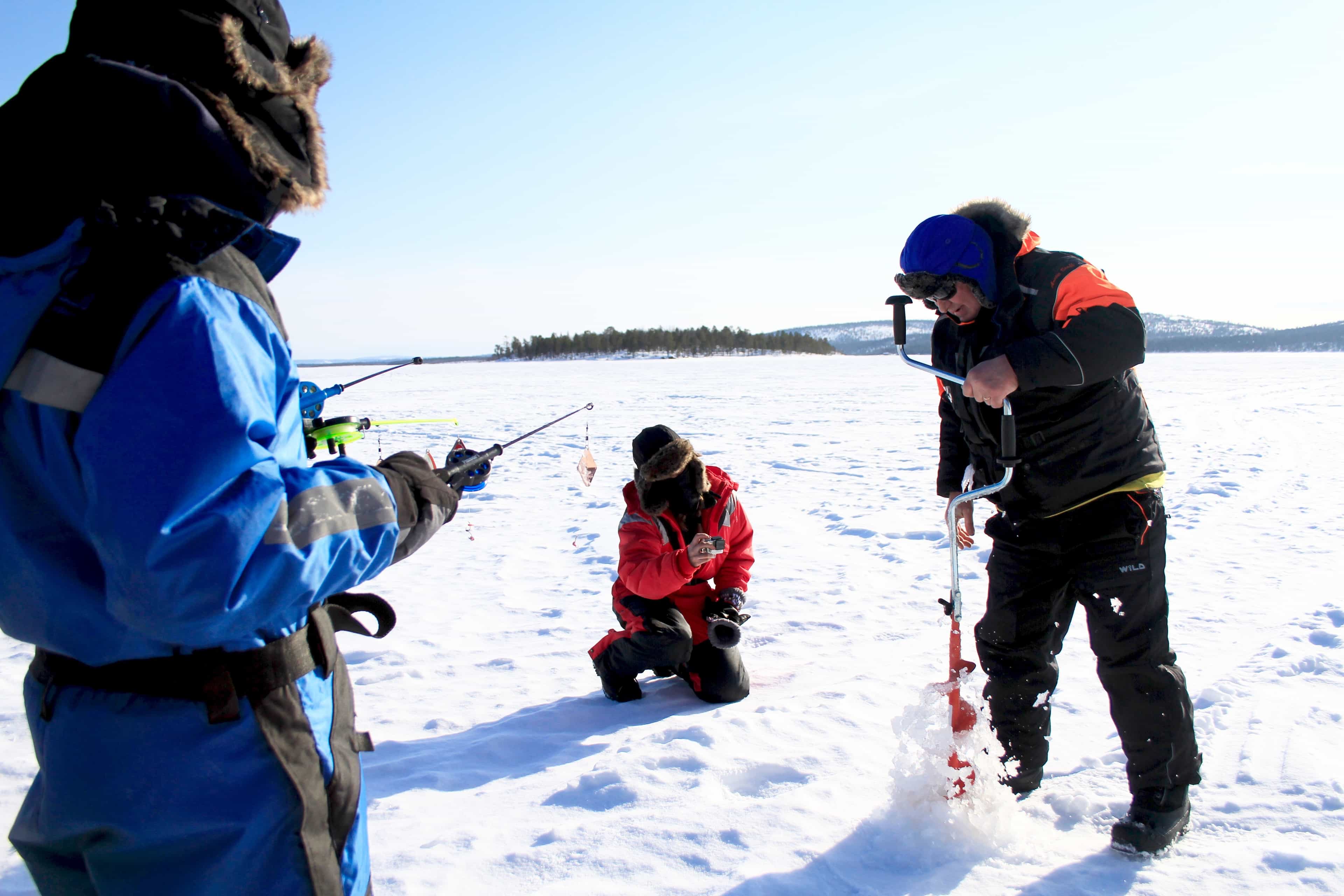 From Kakslauttanen: Ice Fishing Safari to Lake Inari with Lunch & meeting reindeers
