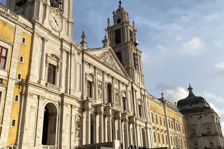 Private and exclusive tour to Ericeira & Mafra