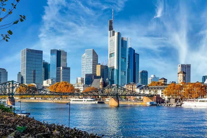 Private transfer from Bruges to Frankfurt, 2h Stop in Bonn