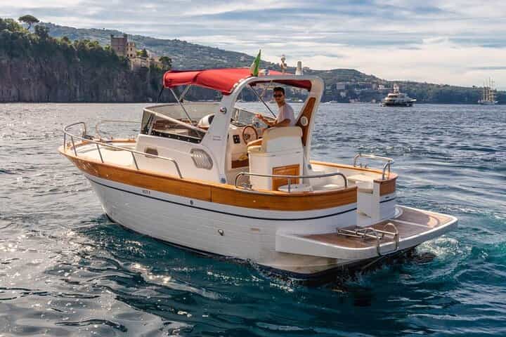 Classic Gozzo 7.50 Private Tour to Capri & Positano from Sorrento