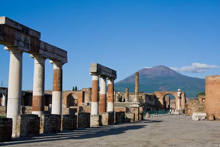 Pompeii and Vesuvius Hike Small Group Priority Access from Naples