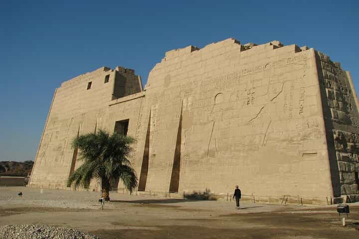Luxor Private Tour with Guide & Tickets: Valley of Queens & Habu