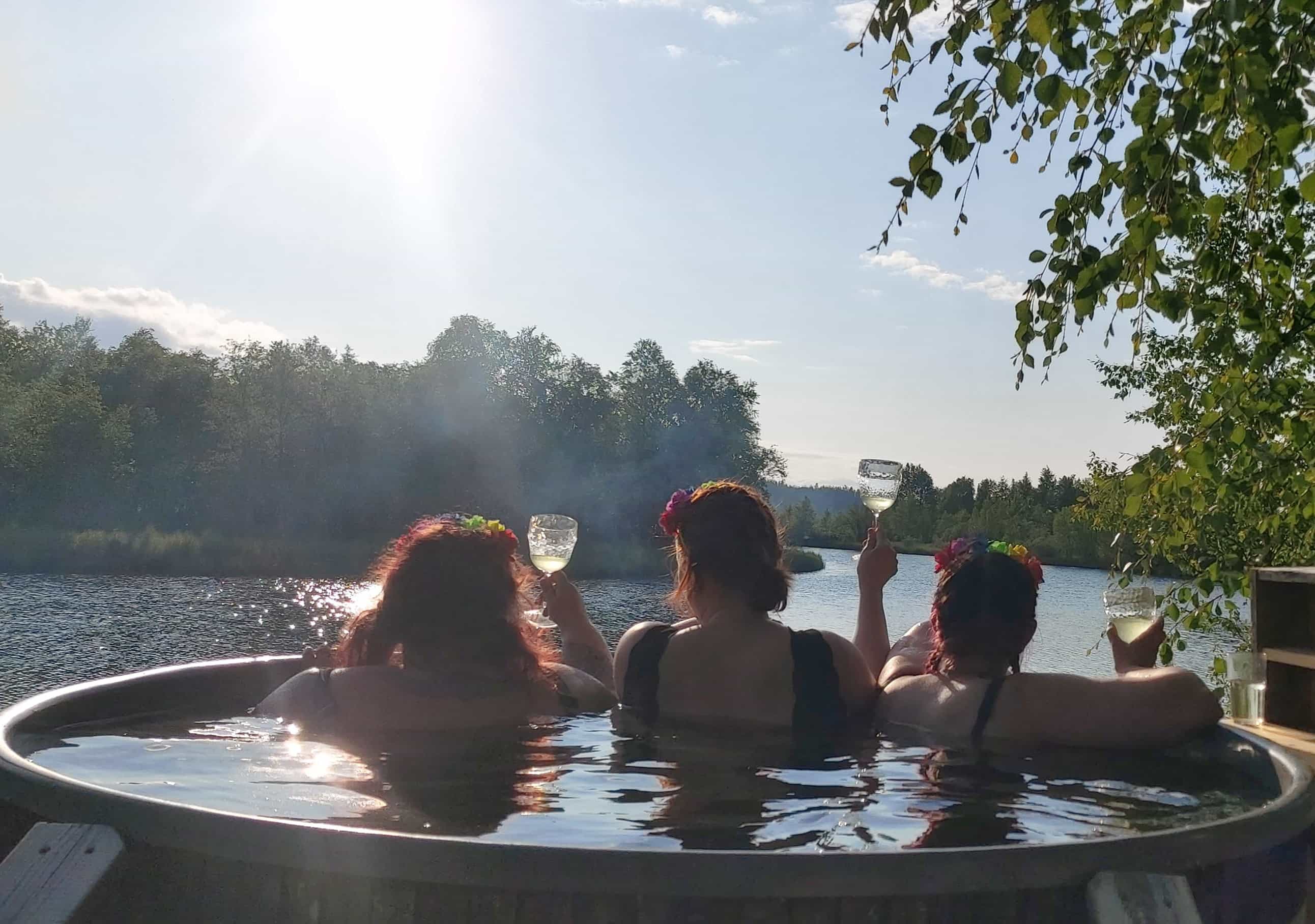 PRIVATE Boat tour, Sauna & Hot Tub experience and BBQ in Ivalo River