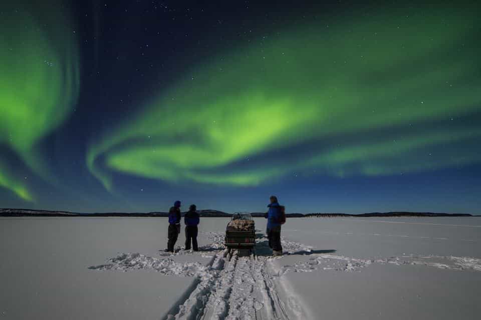 From Kakslauttanen: Northern Lights Tour to Lake Inari with Dinner, meet & feed reindeers
