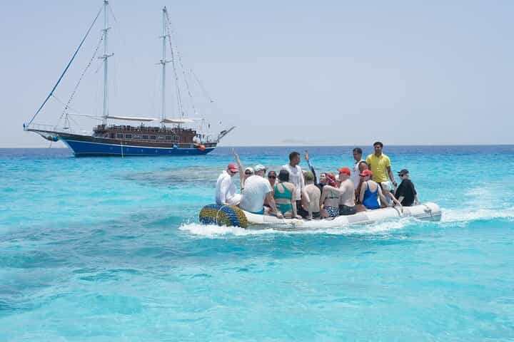 Marsa Alam: Pirates Sailing Boat Cruise to Turtle Bay with Pickup