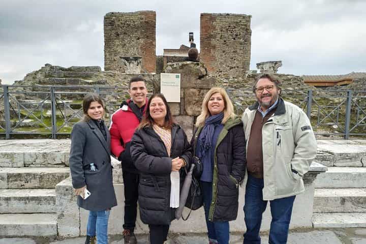 Visit Pompeii with an expert professional guide (2/3 hours)
