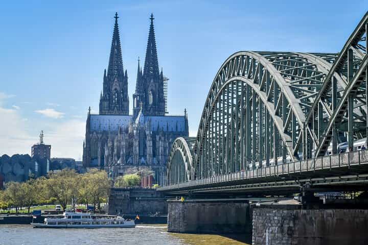  Cologne Walking Tour from Roman Era to World War 2 with an App 