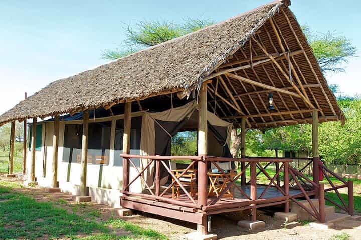 3 Days Private Tour to Tsavo Ziwani Camp and Night Game Drive