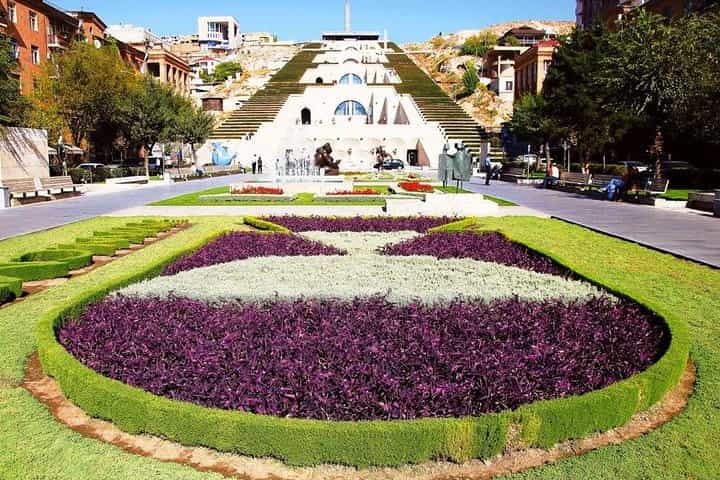 Group Tour: Sightseeing and walking tour in Yerevan