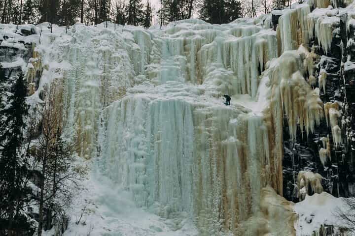 Korouoma Canyon: Frozen Waterfalls Hike & BBQ Experience