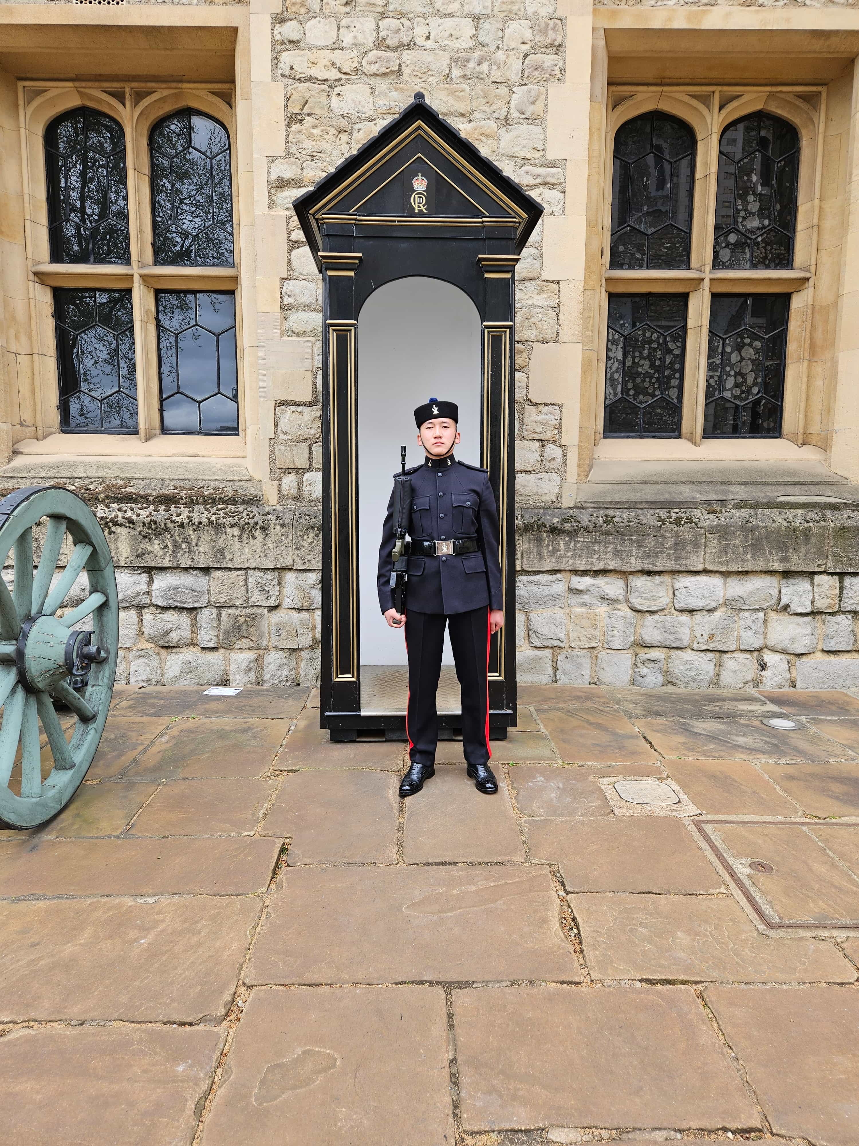 3 Day Tour - London day - Hampton court - Windsor castle - Roman Baths & Stonehenge