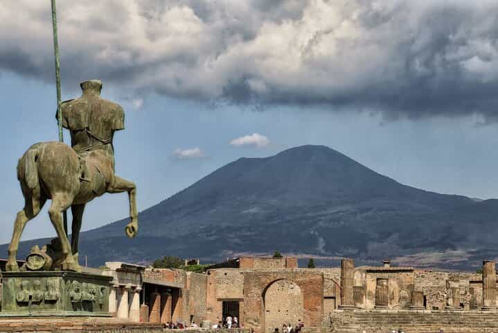 Pompeii, Vesuvius Hike and Wine Tasting with Lunch from Sorrento
