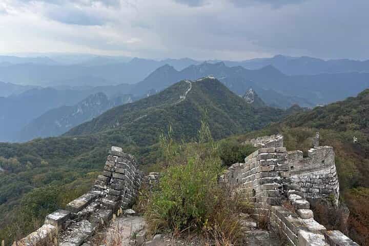 Private Great Wall Hiking tour from Jiankou to Mutianyu section.