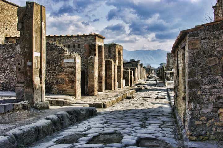 Uncover the secrets of the ancient city of Pompeii