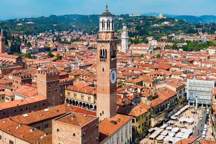 Romeo and Juliet Walking Tour with an APP from Verona