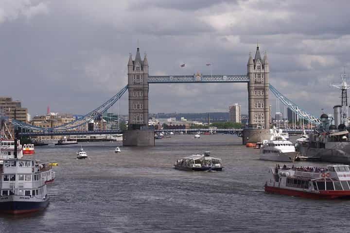 Private One Way or Round Trip Transfer: Luton Airport to London City