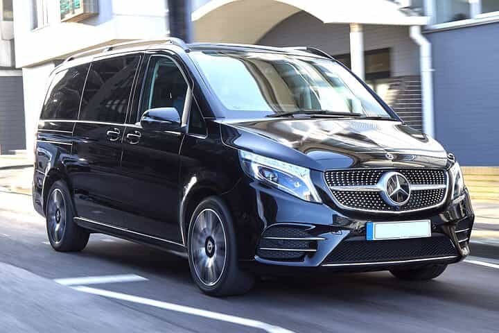 Private Transfer: Paris to Disneyland Park or Hotel by Luxury Van