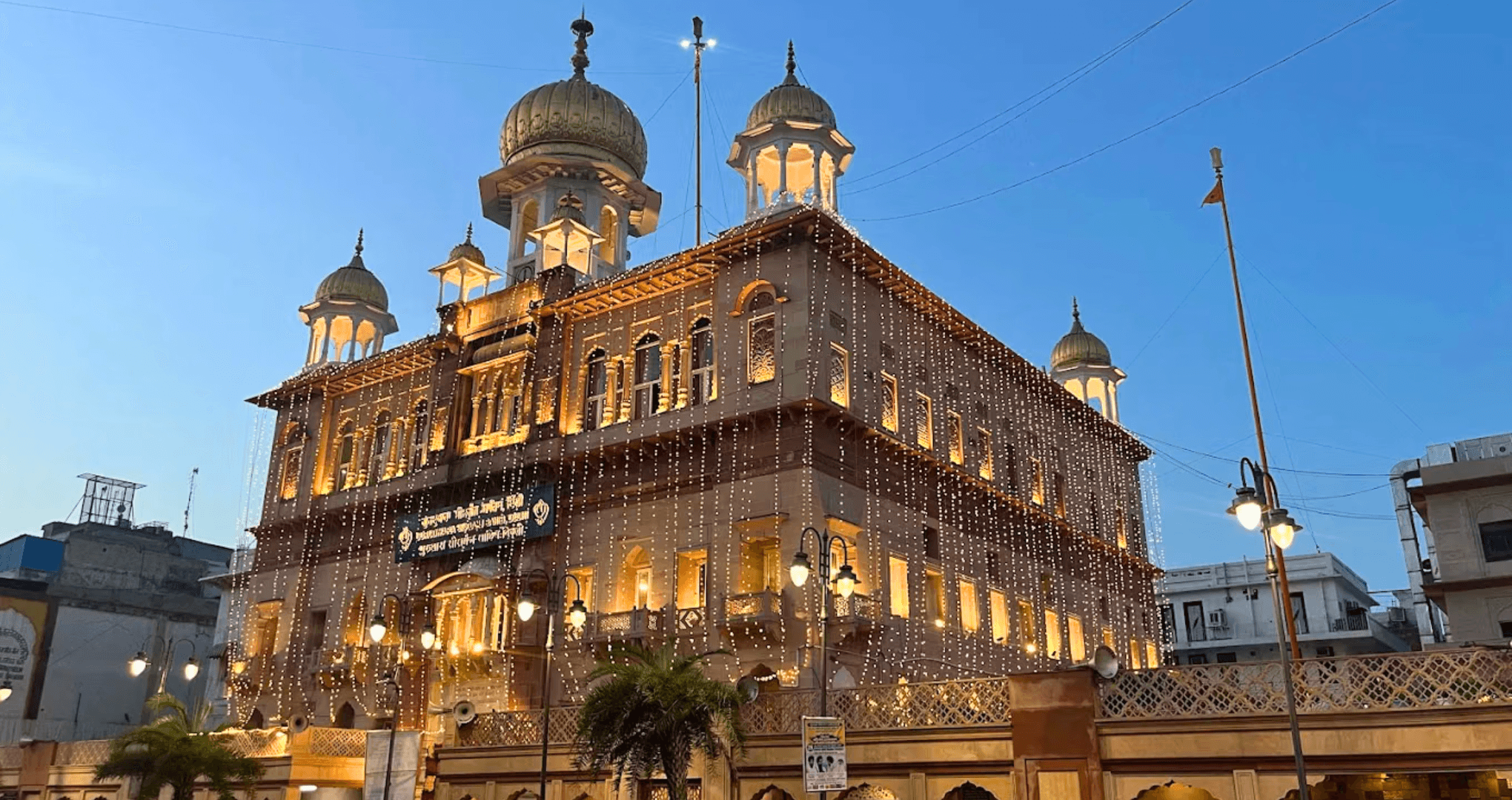 Old Delhi: Cultural Walking Tour with Local Snacks 