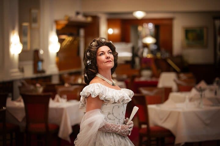 Sisi Dinner Living history