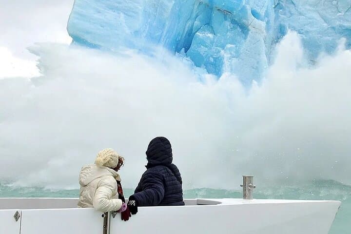 Full day tour: Sail among the Glaciers of Patagonia