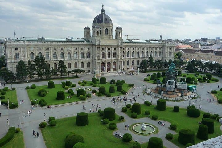 Private Transfer from Nuremberg to Vienna with 2h of Sightseeing