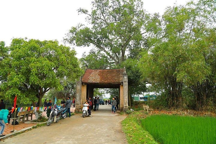 Private Tour: Duong Lam Ancient Village Day Tour