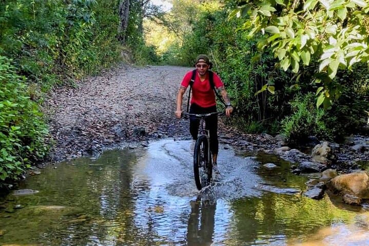 Cycle through the creeks and the dam of St. Domingo Tomaltepec