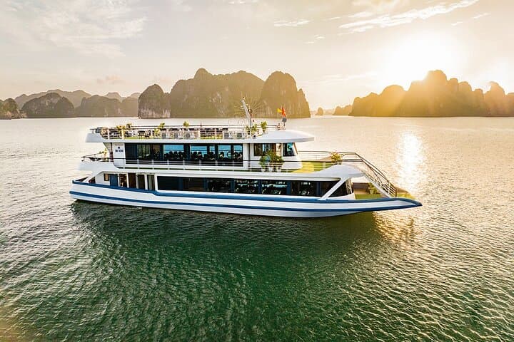 Halong Bay Full Day Tour-all included: Kayak, Titop, Swim, Lunch