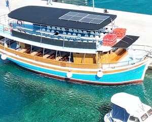 Three Islands Boat Tour with Lunch & Drinks Included - Fish picnic