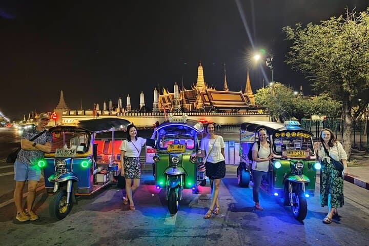2-hour Bangkok Old City Night CHOB TUK TUK + Talat Noi Street Art