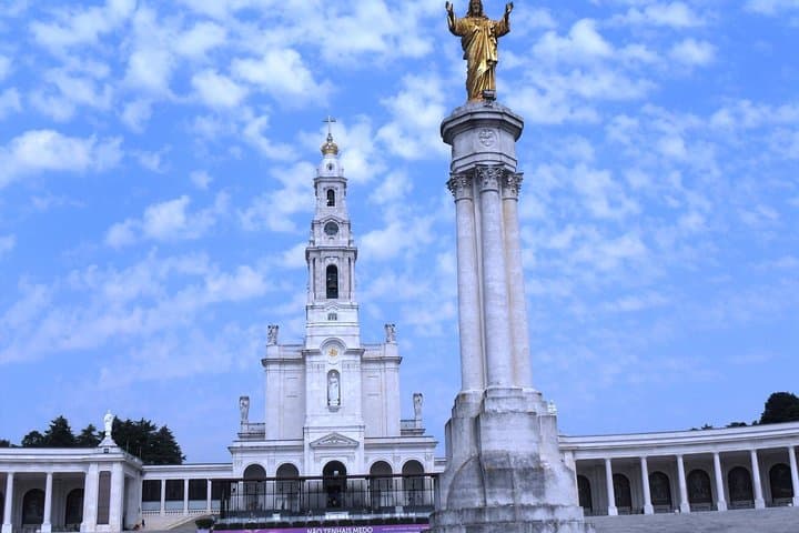 Private Full Day Tour To Fatima, Batalha, Nazaré and Óbidos