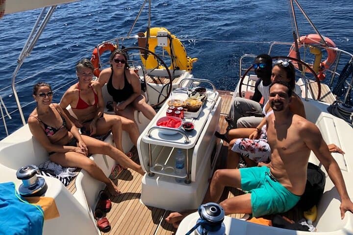 Barcelona 2H- Small Group Sailing with Snacks and Cava