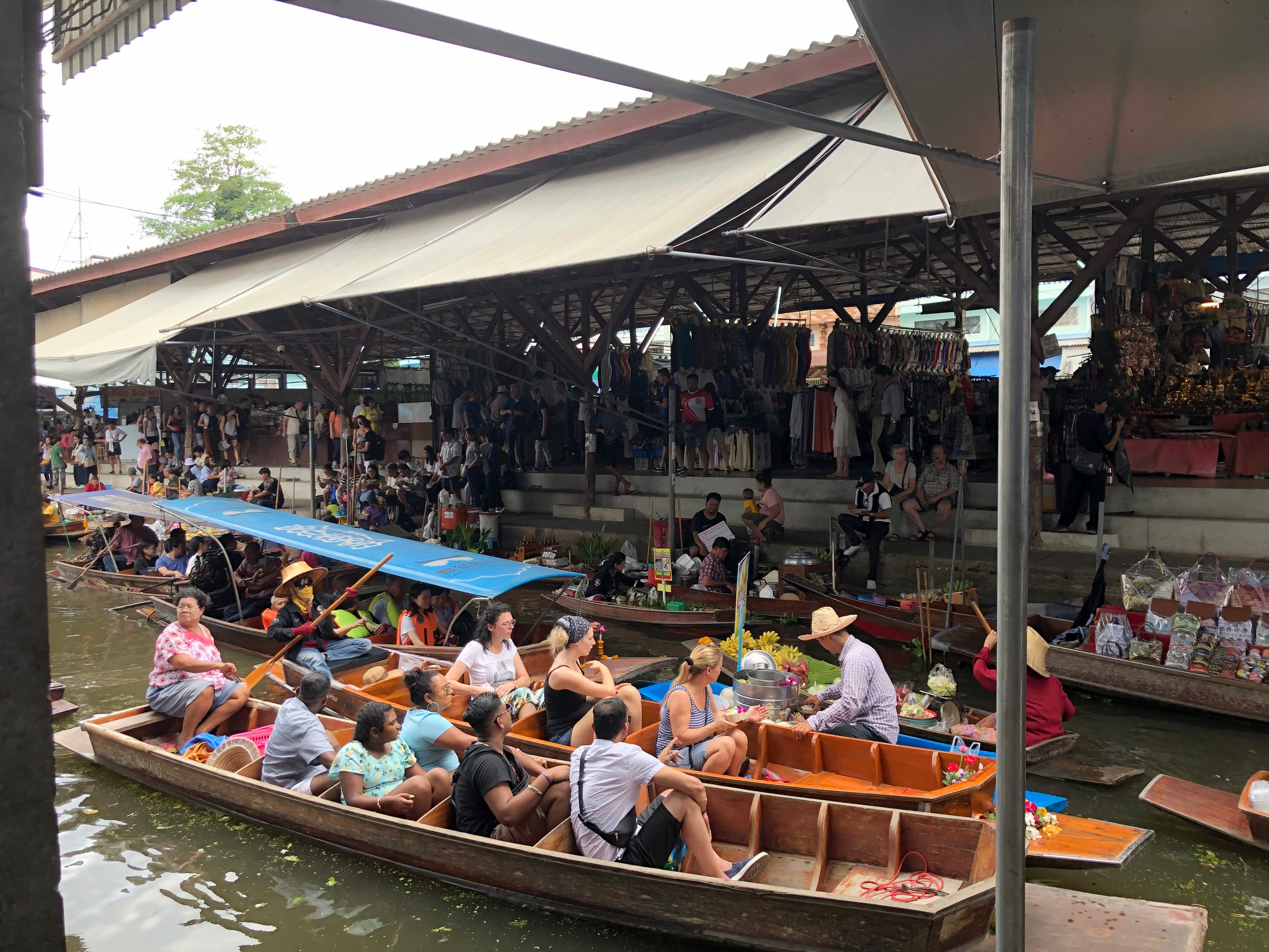 Damnoen Saduak , train market wat pho and wat arun