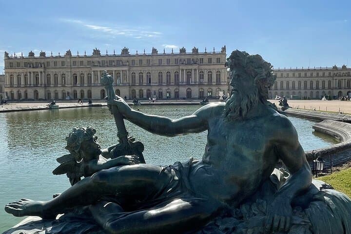 Excursion CHATEAU DE VERSAILLES + GIVERNY, Van or Limousine from Paris  departure 08:15