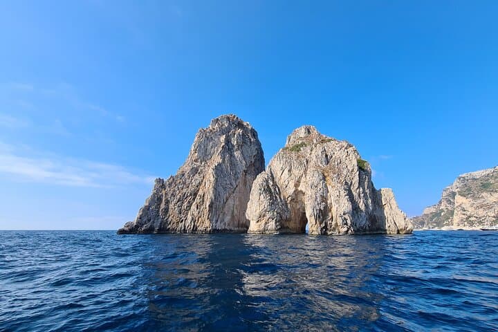 8-Hour Private Boat Tour of the Wonders of Capri