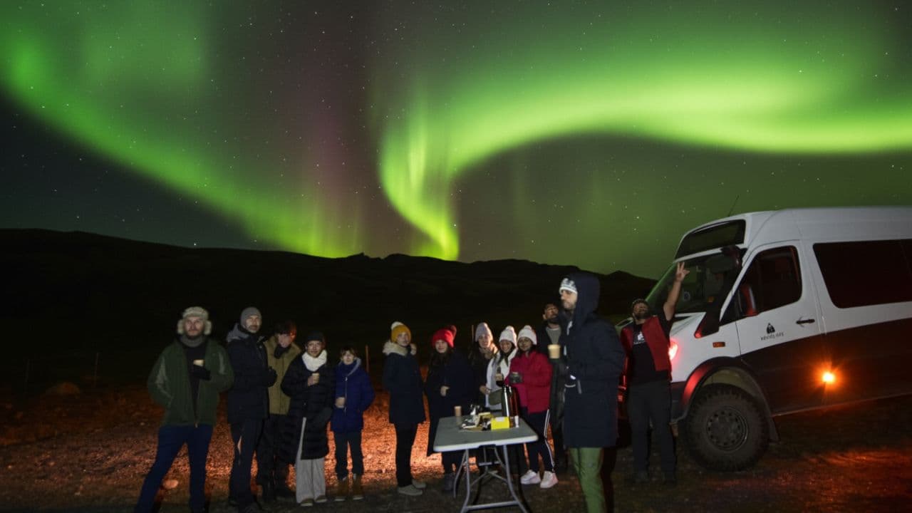 Reykjavík: 4x4 Minibus Northern Lights with Photo, Pastries and Hot Cocoa