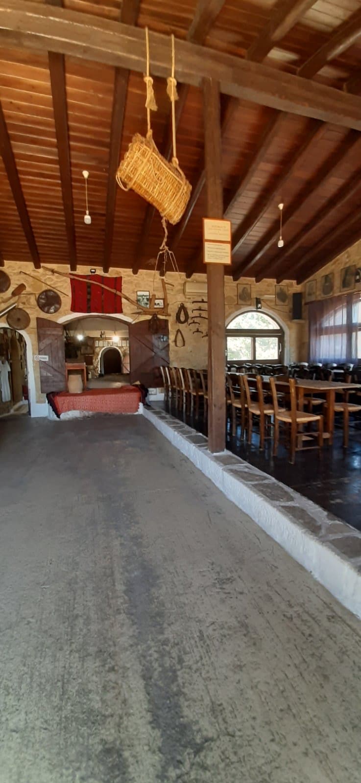 Heraklion: Private Tour Knossos Palace - a Cretan Distillery with Wine & raki Tastings and lunch at Archanes Village