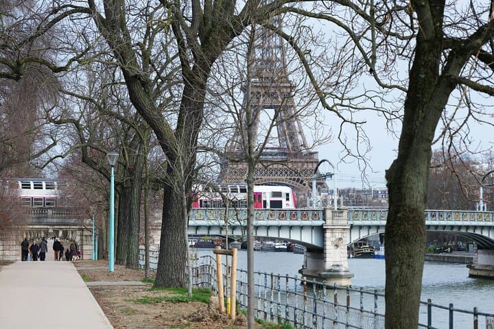Eiffel Tower and Arc de Triomphe Visit with Host