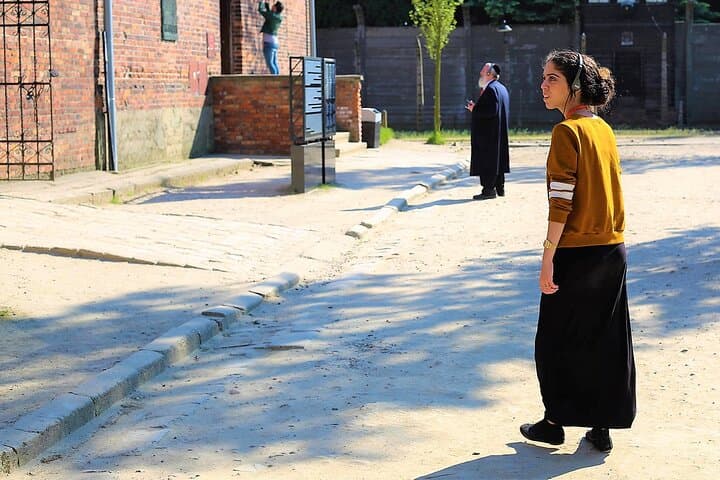 Auschwitz Birkenau: Live-Guided Tour with Transportation and Hotel Pickup